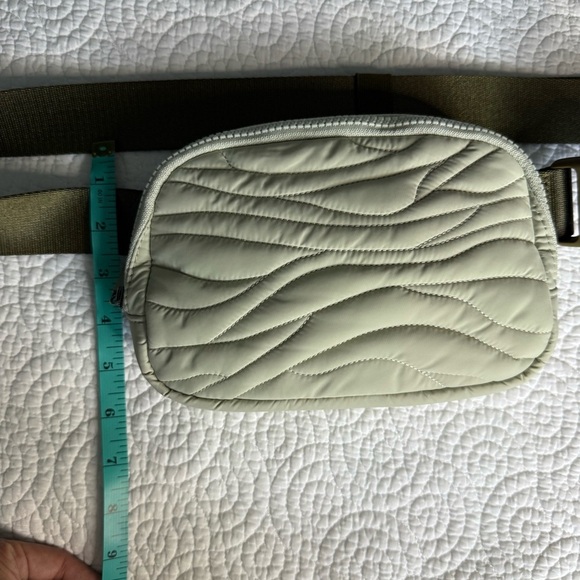 Lululemon Athletica Quilted Belt Bag in Olive Green special edition - Picture 6 of 7